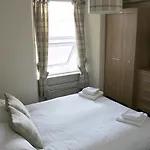 Panzió Brook House ― Free On-site Car Park 3*