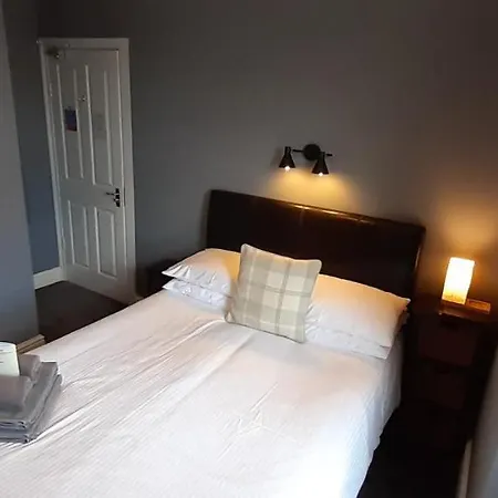 Brook House ― Free On-site Car Park B&B 3*